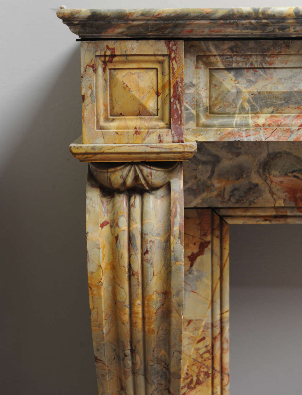 Un modèle du 19ème siècle. Cheminée/pièce de cheminée en marbre Sarrancolin de style Empire français, vers 1820 Bon état à Baambrugge, NL